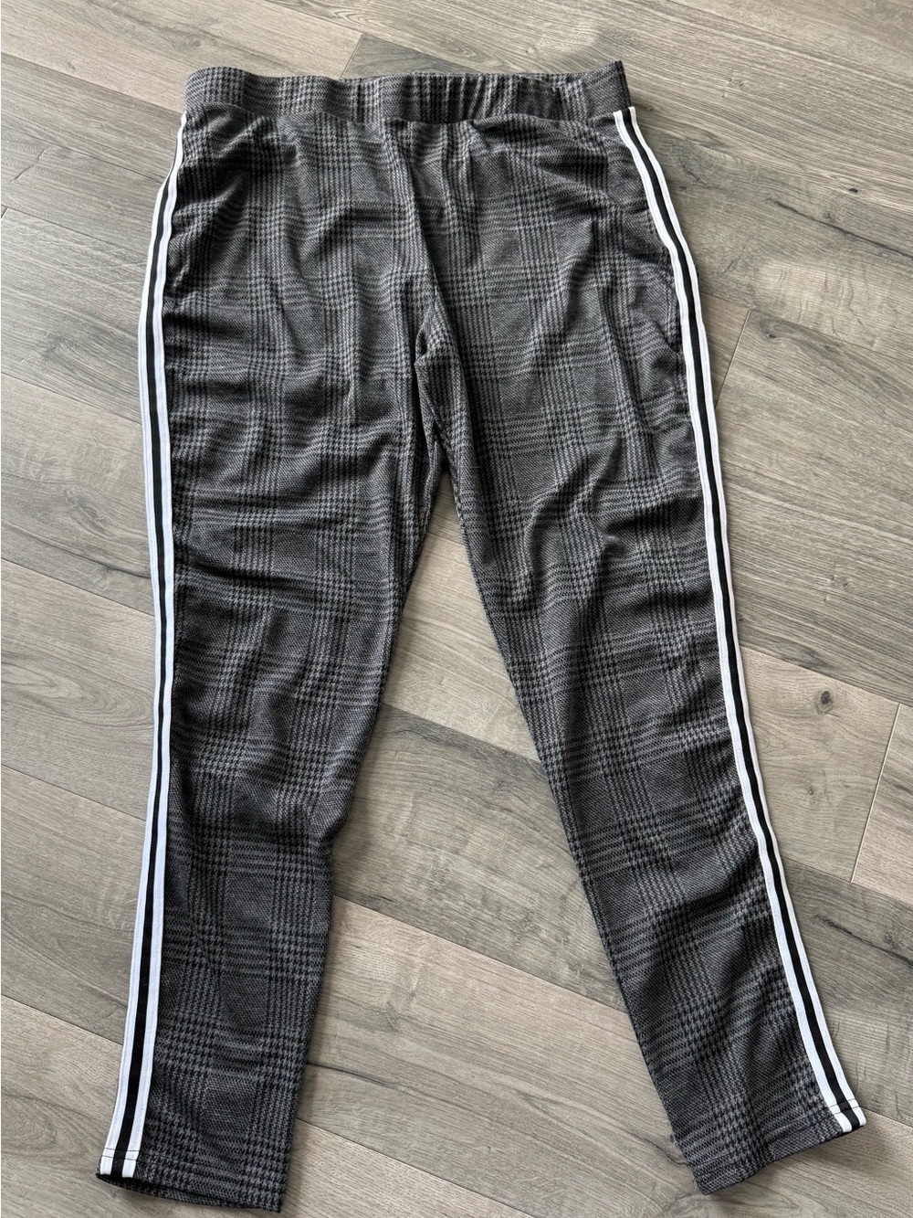 French Laundry Black/Gray Plaid Leggings/Pants with White Side Stripes
